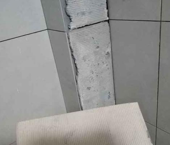 通州瓷砖空鼓维修公司分享下厨房瓷砖脱落的补救措施。